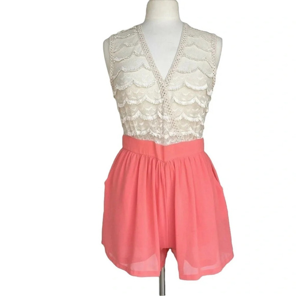 J. Roberts Women’s Size M Coral Ivory Scalloped Lace Surplice Romper - Picture 2 of 3